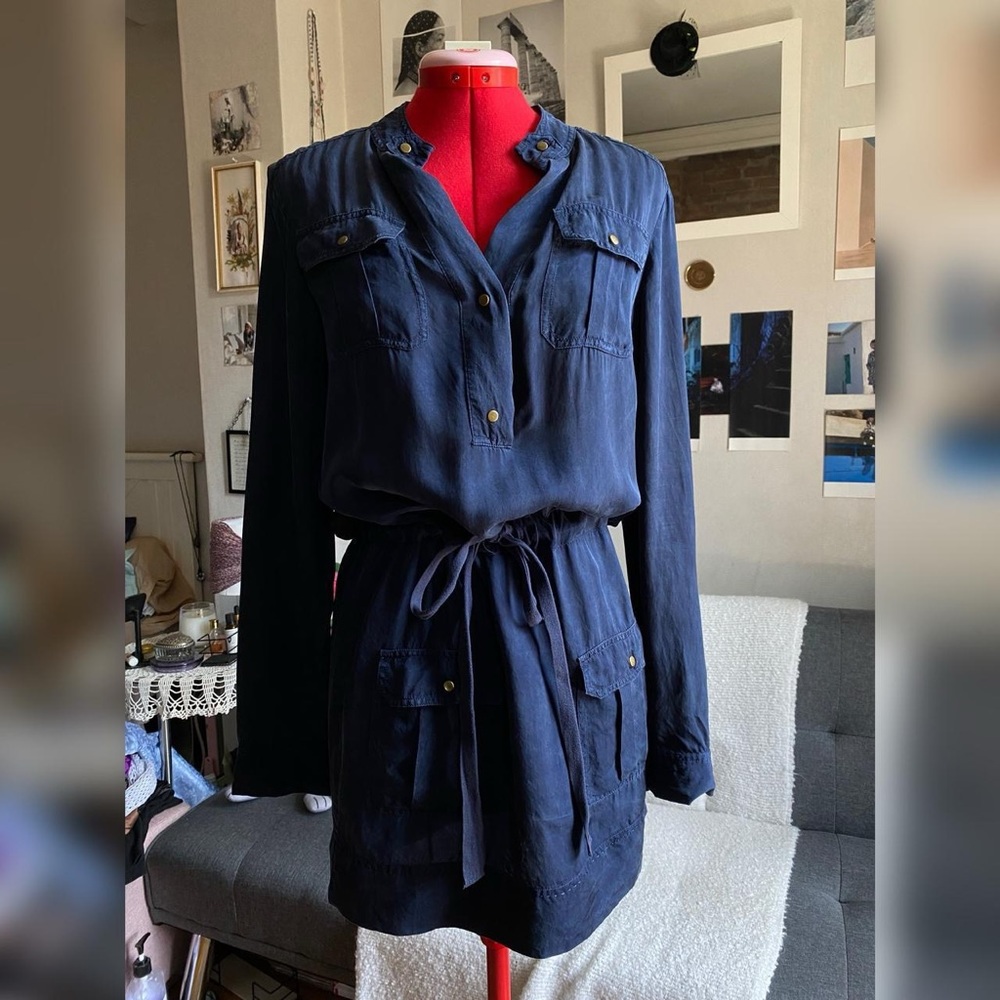 90s DIANE VON FURSTENBERG NAVY DRESS

💙 Size: 6

💙 Material: Cupro (rayon)